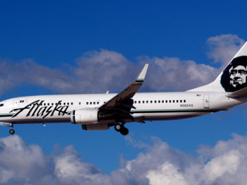 Alaska Airlines Boeing 737-890 by Cubbie_n_Vegas from Las Vegas via Wikimedia Commons
