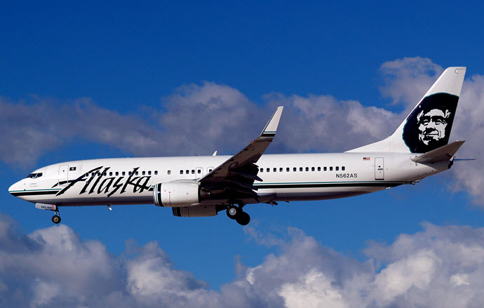 Alaska Airlines Boeing 737-890 by Cubbie_n_Vegas from Las Vegas via Wikimedia Commons